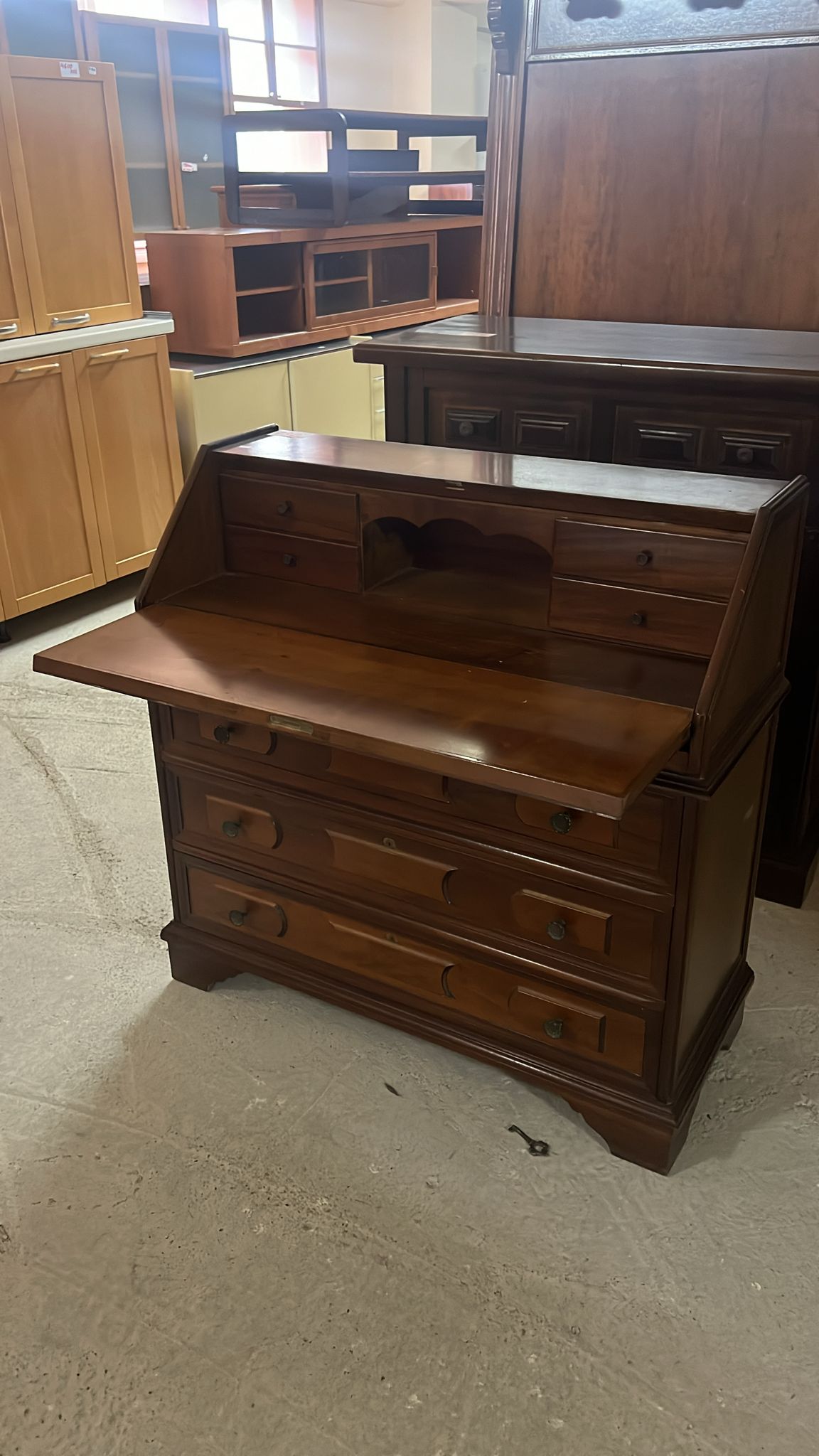 Birou vintage cu sertare și design elegant R-772