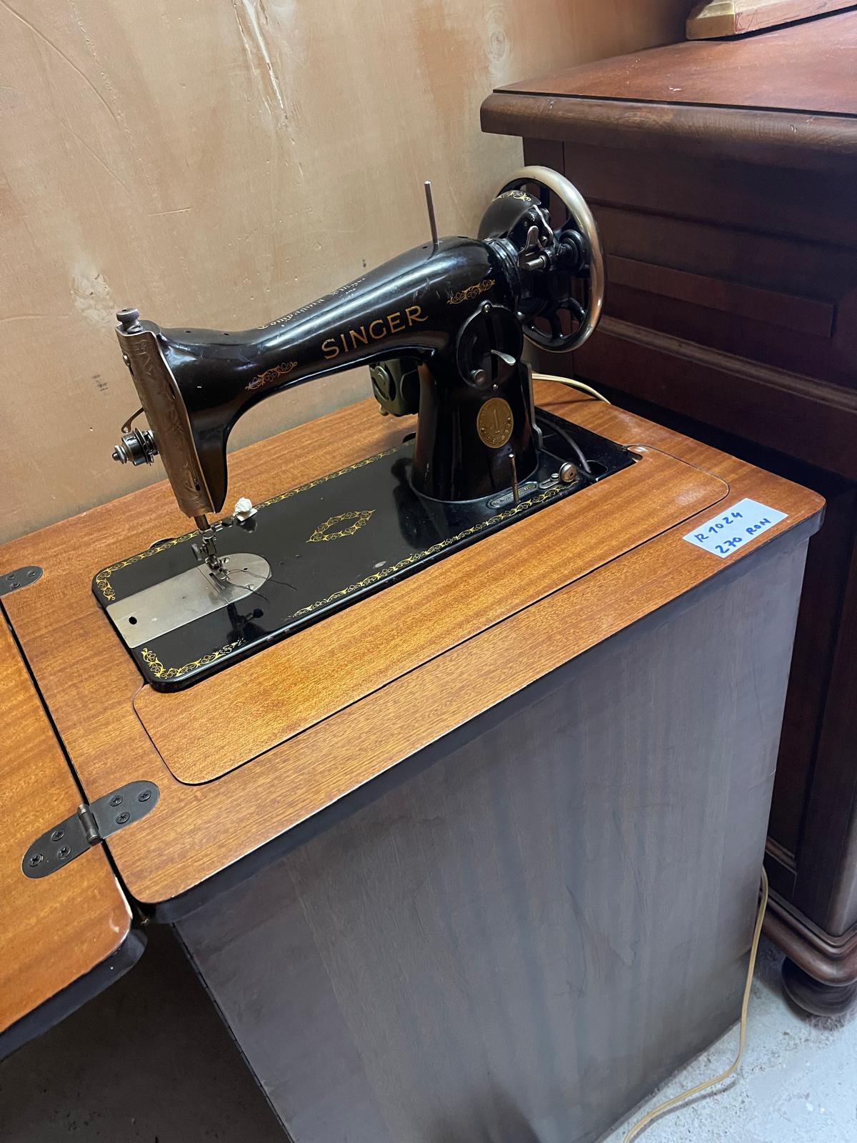 Masina de cusut vintage Singer made in italy R-1026