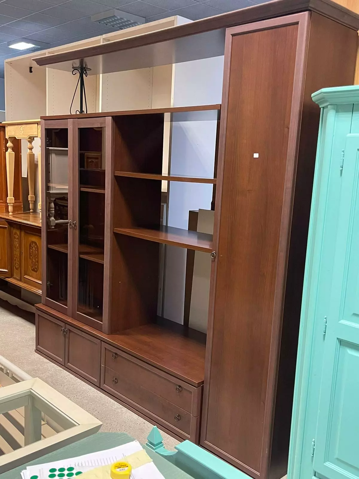 Bibliotecă modulară maro cu vitrină și spații multiple – S 1773 - imagine 5