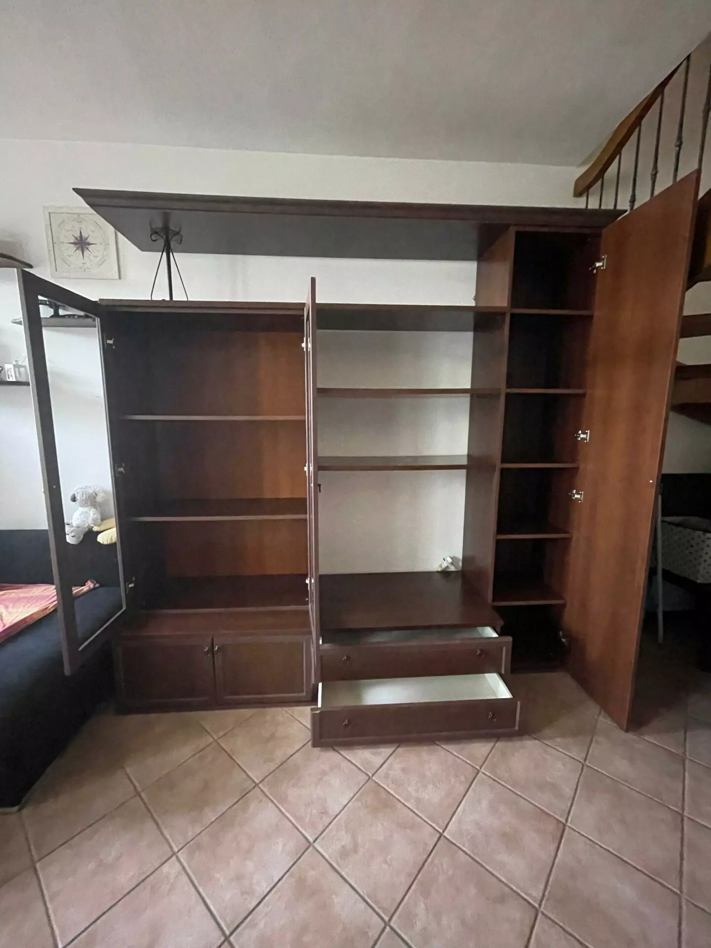 Bibliotecă modulară maro cu vitrină și spații multiple – S 1773 - imagine 2