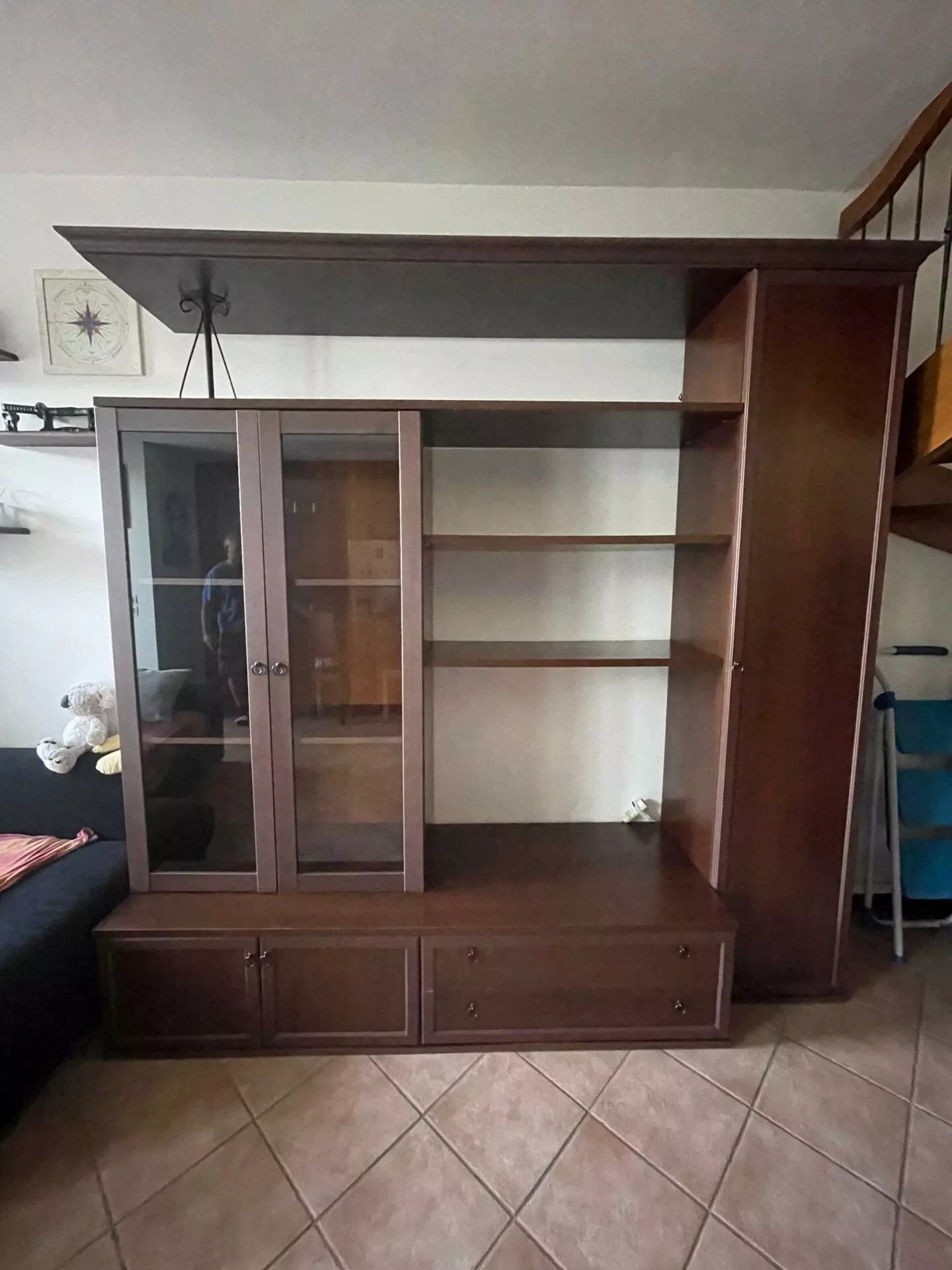 Bibliotecă modulară maro cu vitrină și spații multiple – S 1773