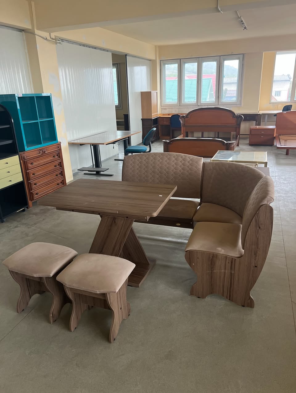 Set colțar cu masă extensibilă și două taburete sh de calitate italiană S 4559
