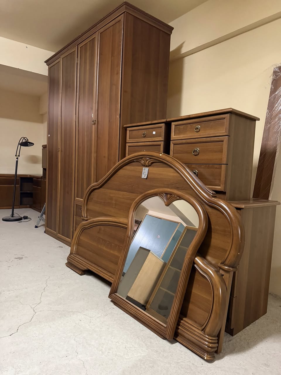Dormitor clasic – pat matrimonial + 2 noptiere + comoda + oglindă S 4795