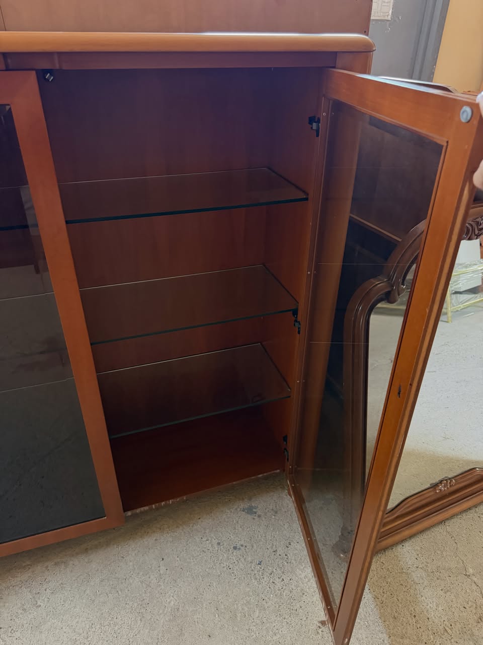 Vitrină cu 2 uși din sticlă parțial din lemn masiv sh de calitate italiană 4770/U - imagine 5
